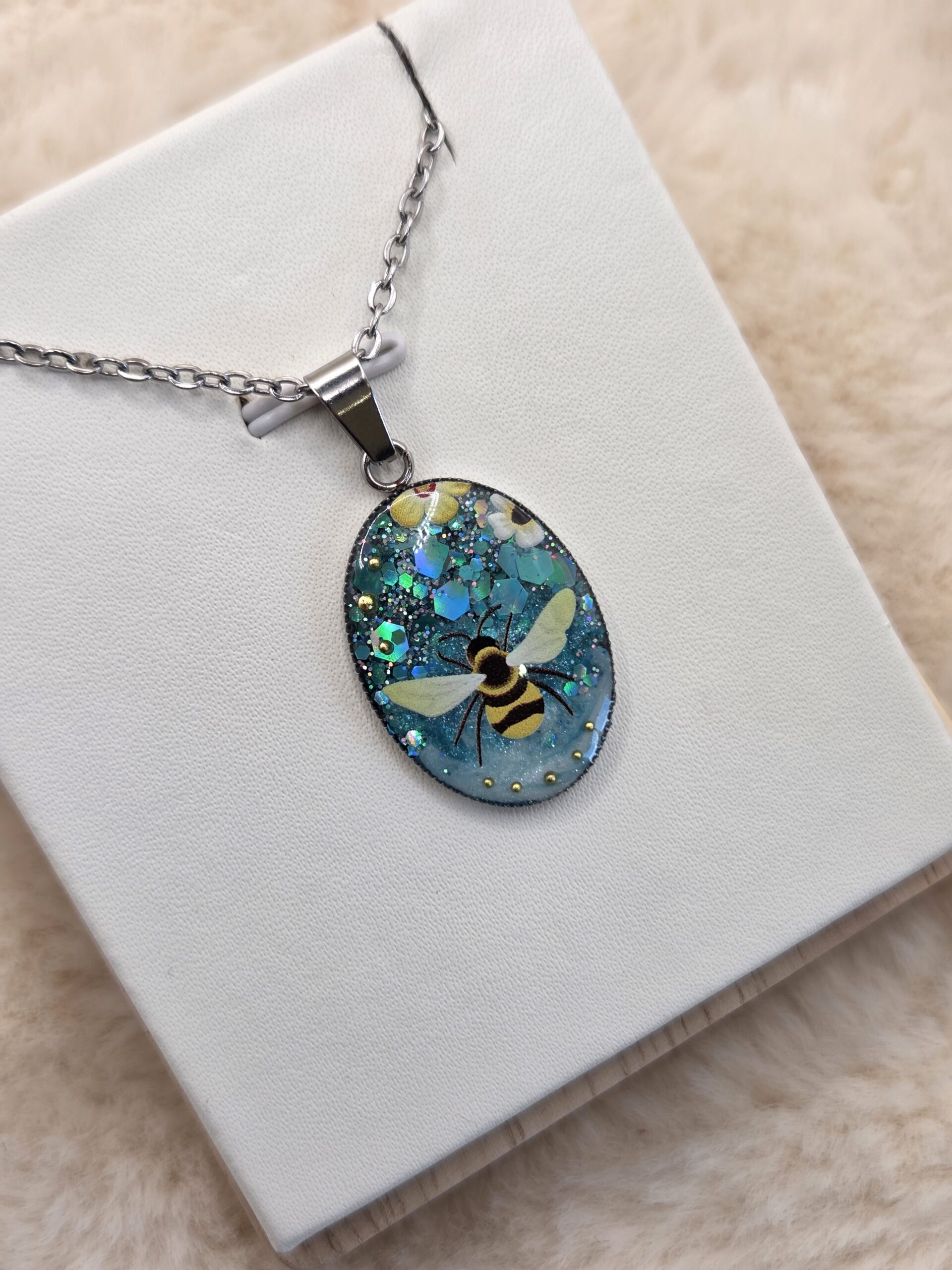 🐝 Pendentif ovale scintillant – Abeille & éclats floraux ✨ – Image 4