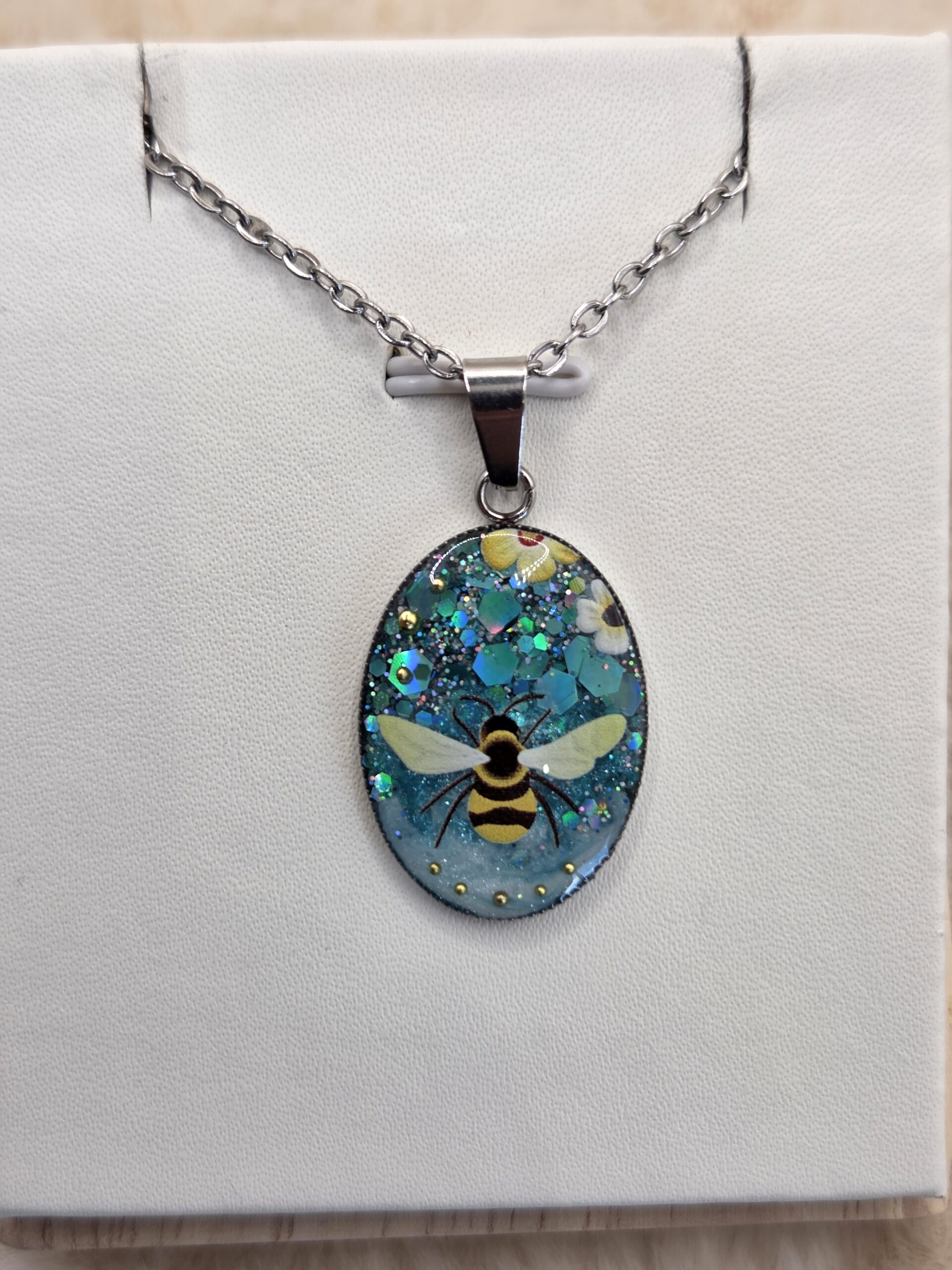 🐝 Pendentif ovale scintillant – Abeille & éclats floraux ✨