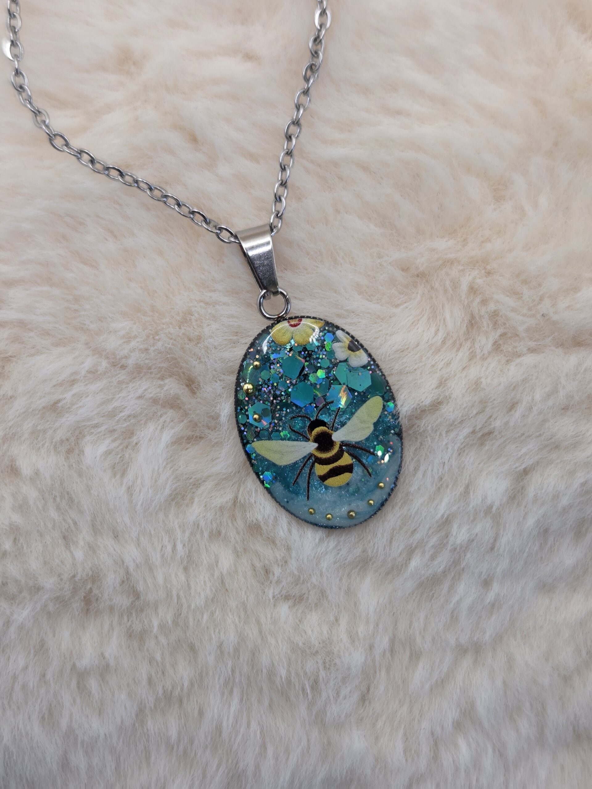 🐝 Pendentif ovale scintillant – Abeille & éclats floraux ✨ – Image 3