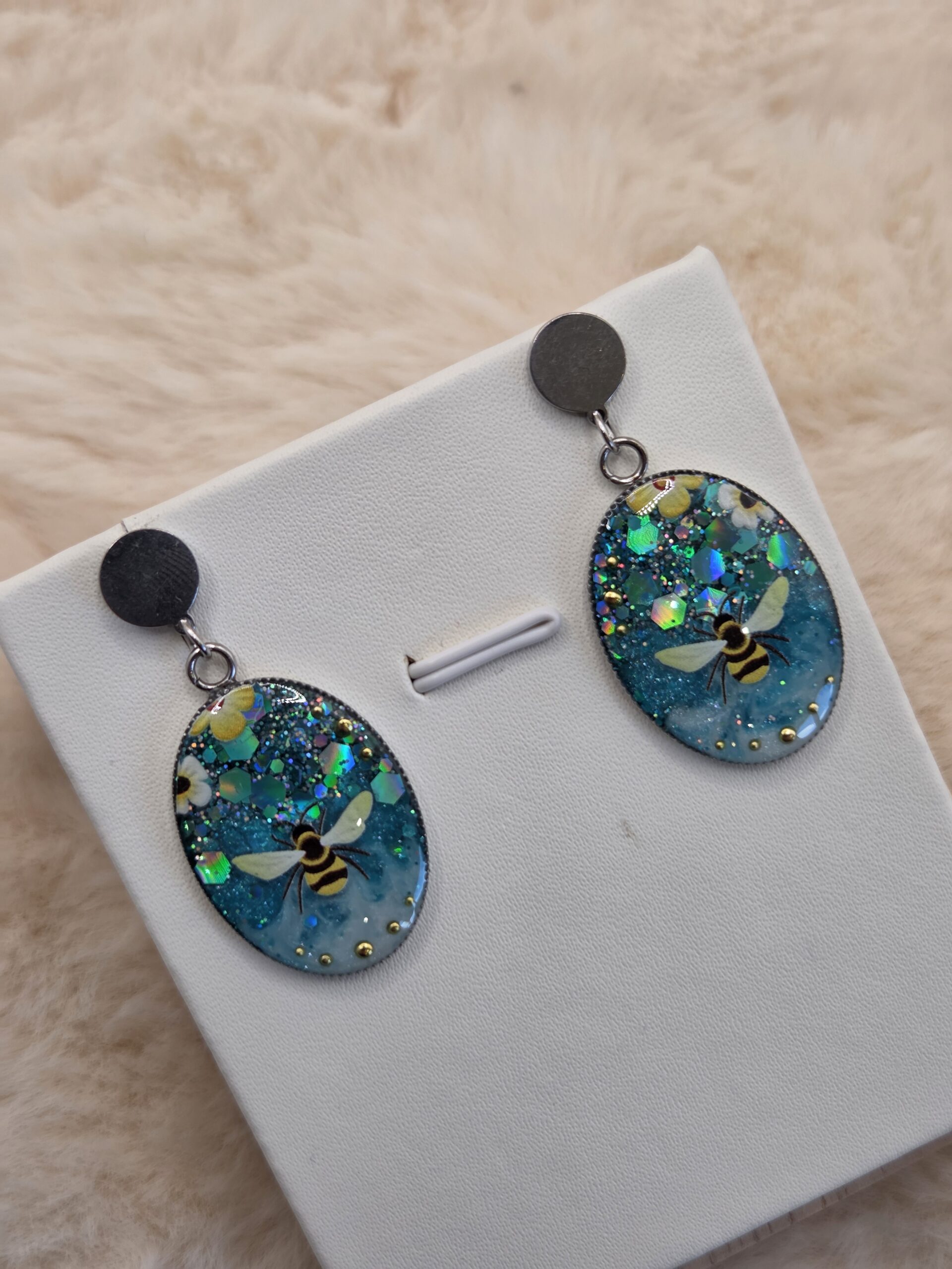🐝 Boucles d’oreilles ovales scintillantes – Abeille & éclats floraux ✨ – Image 2
