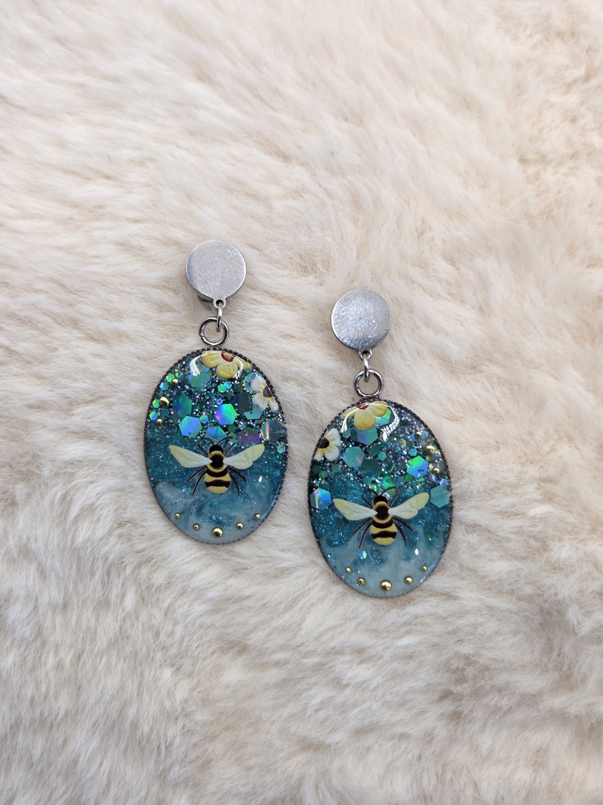 🐝 Boucles d’oreilles ovales scintillantes – Abeille & éclats floraux ✨