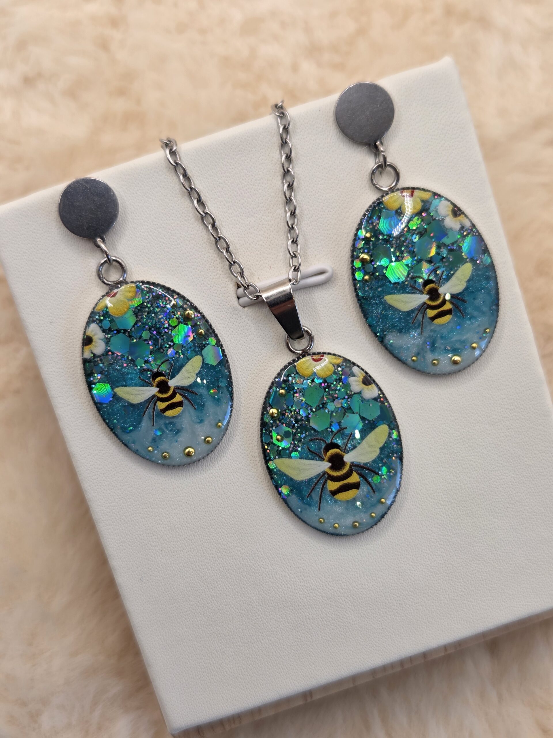 🐝 Pendentif ovale scintillant – Abeille & éclats floraux ✨ – Image 2