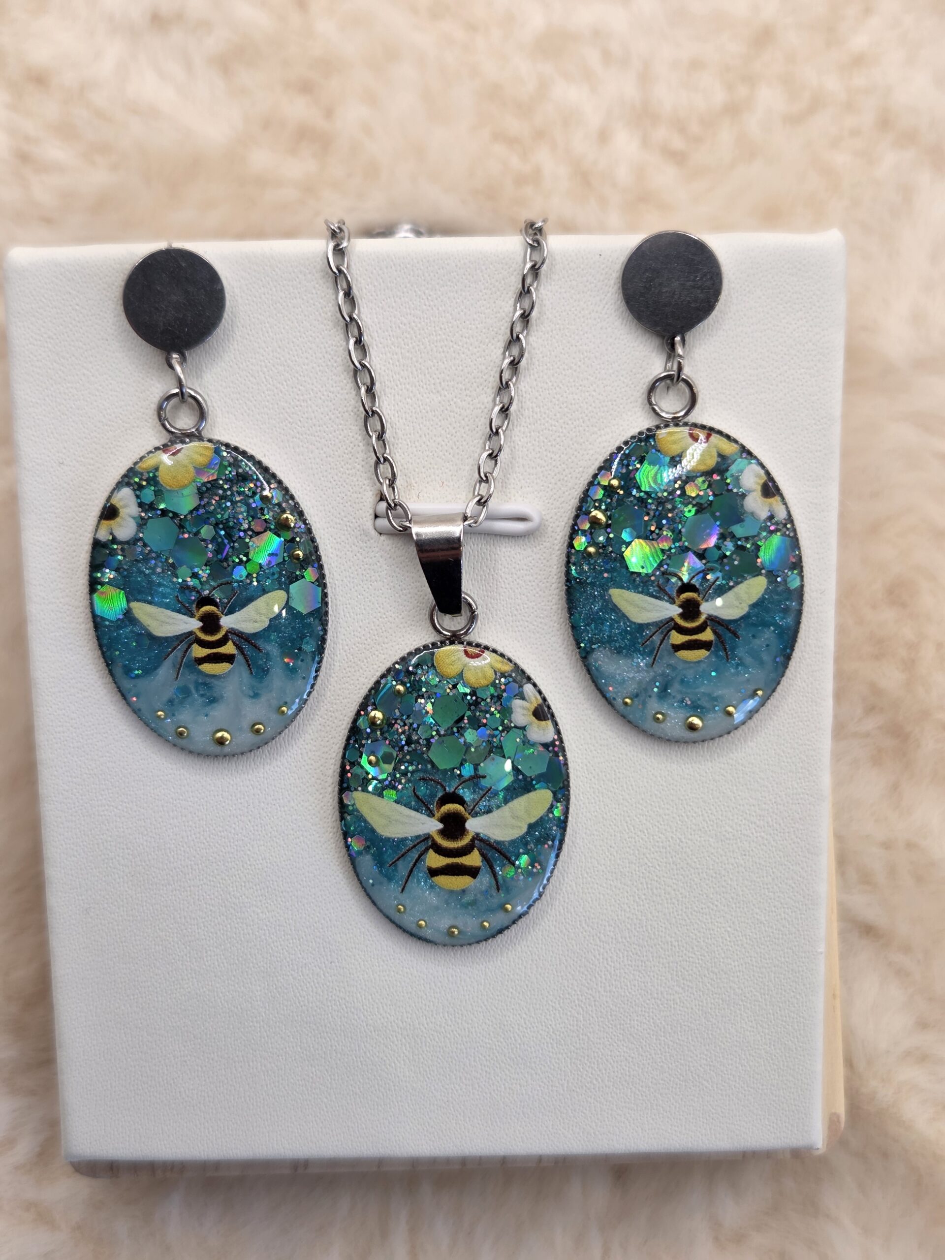 🐝 Pendentif ovale scintillant – Abeille & éclats floraux ✨ – Image 5