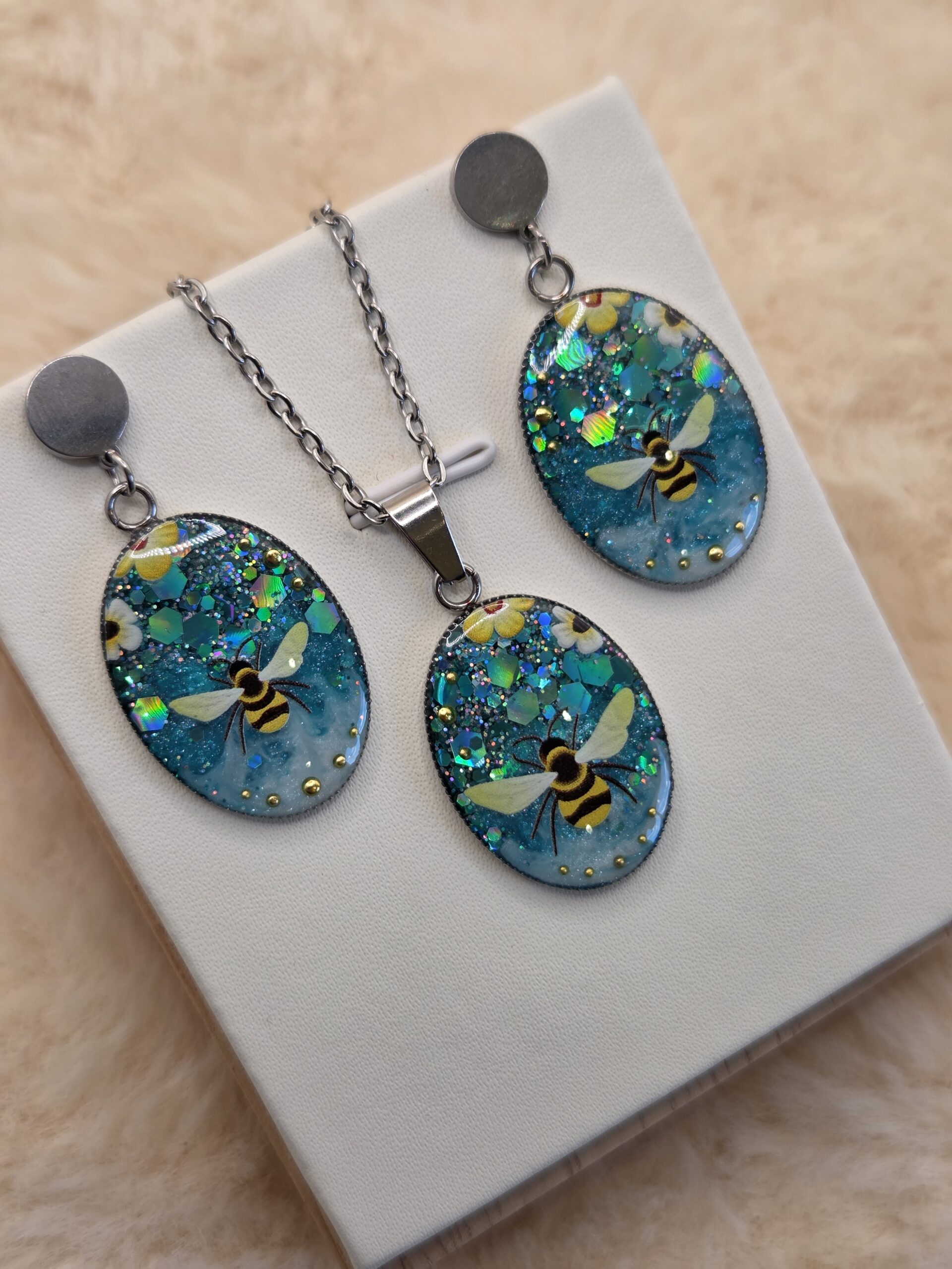 🐝 Boucles d’oreilles ovales scintillantes – Abeille & éclats floraux ✨ – Image 3