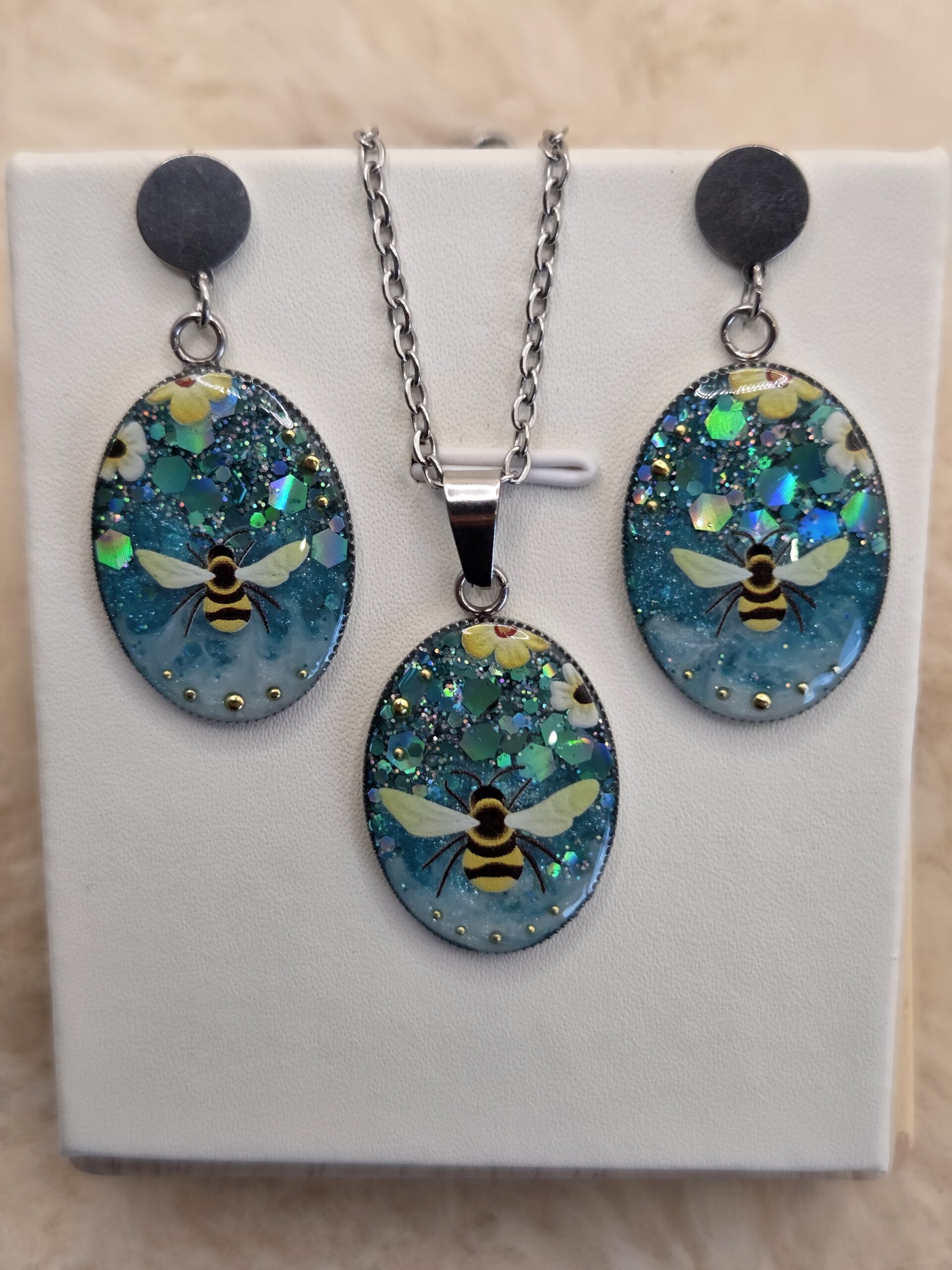 🐝 Boucles d’oreilles ovales scintillantes – Abeille & éclats floraux ✨ – Image 4