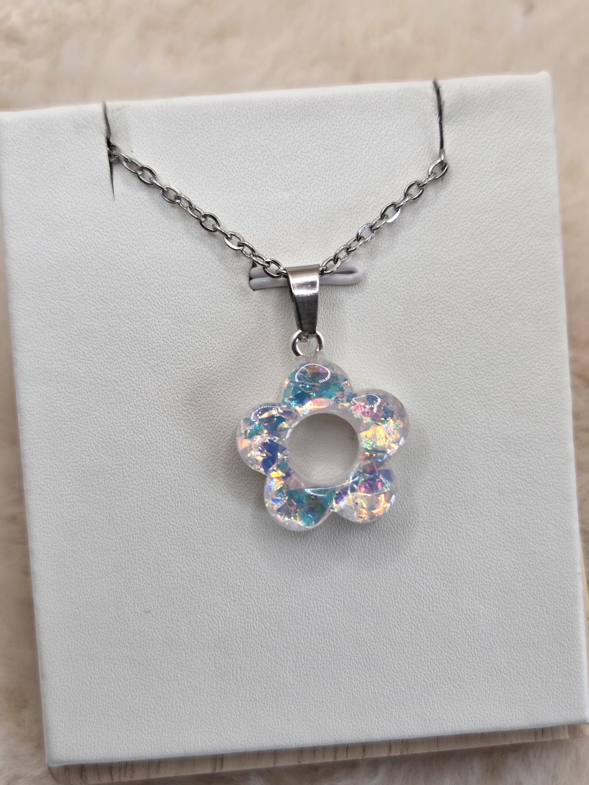 🌸 Pendentif fleur irisée – Résine & chaîne en acier inoxydable